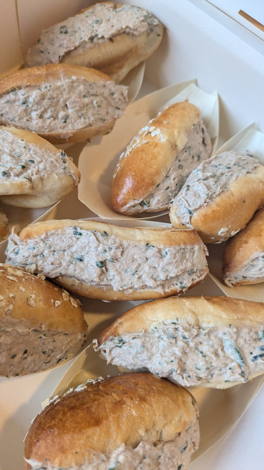 Traiteur - Mini sandwichs thon fromage frais concombre - 100% MAISON - Disponible uniquement par boîte de 10 pièces