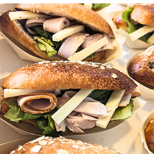 Traiteur - Mini sandwichs poulet et comté - 100% MAISON - Disponible uniquement par boîte de 10 pièces